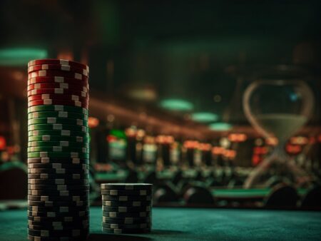 Estructura de un Torneo de Poker: Ciegas, Niveles y Fases Explicadas